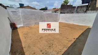 Casa em condomínio na coophab, sala, dois quartos, banheiro social, cozinha e área de serviço, quintal, garagem coberta. Condomínio simples.