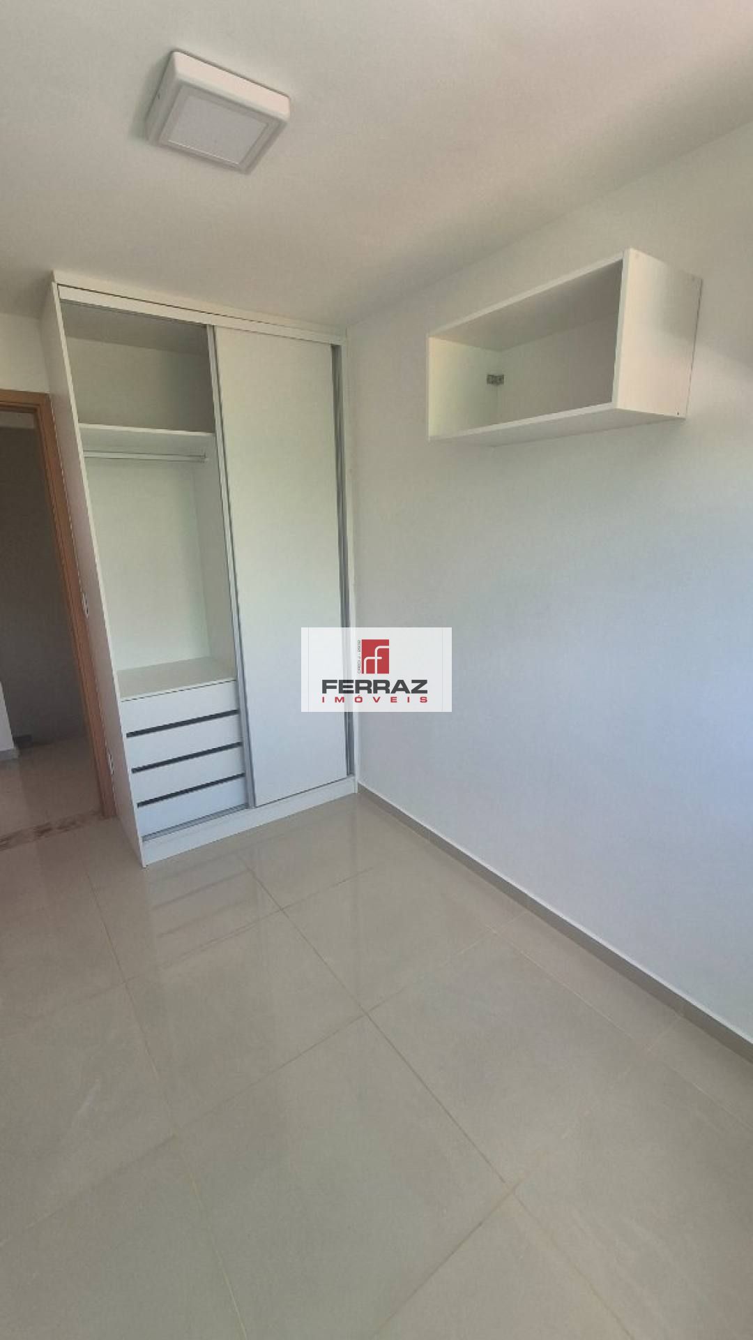 Casa locação em condomínio, nova parnamirim, duplex, três quartos, suíte, banheiro social, lavabo, quarto de serviço, duas vagas, com armários