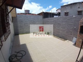 Casa à venda com três quartos, sendo duas suítes, em Nova Parnamirim - Parnamirim - RN