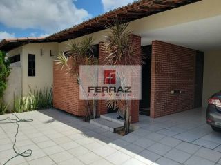 Casa três suítes para alugar em candelária, piscina, churrasqueira, terraço, jardim, 04 vagas, lavabo