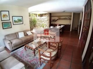 Casa três suítes para alugar em candelária, piscina, churrasqueira, terraço, jardim, 04 vagas, lavabo