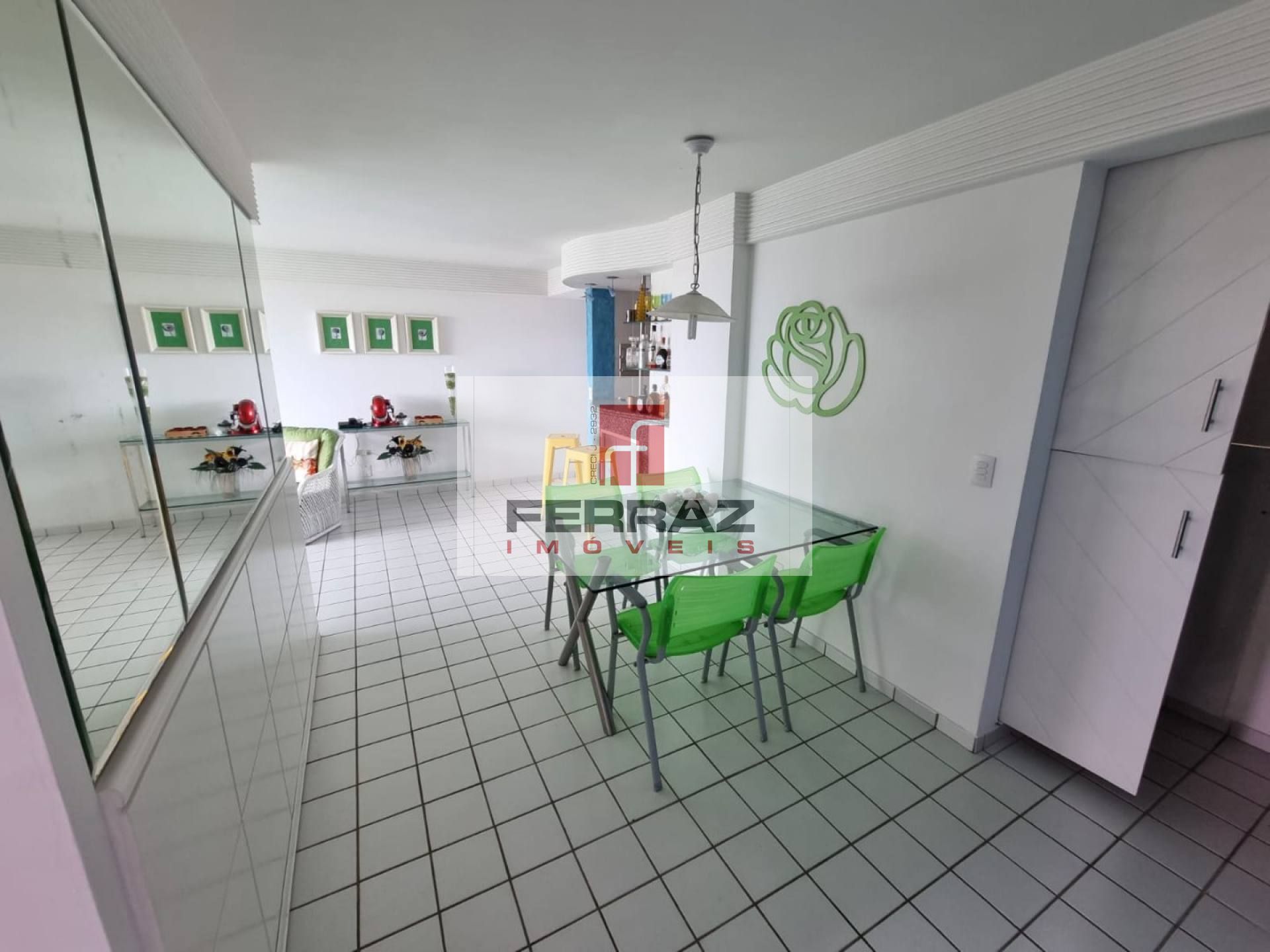 Excelente apartamento mobiliado à venda na praia de Pirangi.