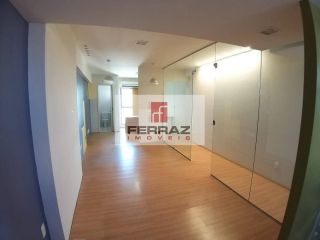 Sala comercial para aluguel no tirol, banheiro privativo, piso laminado, ar split, recepção, quatro elevadores, garagem