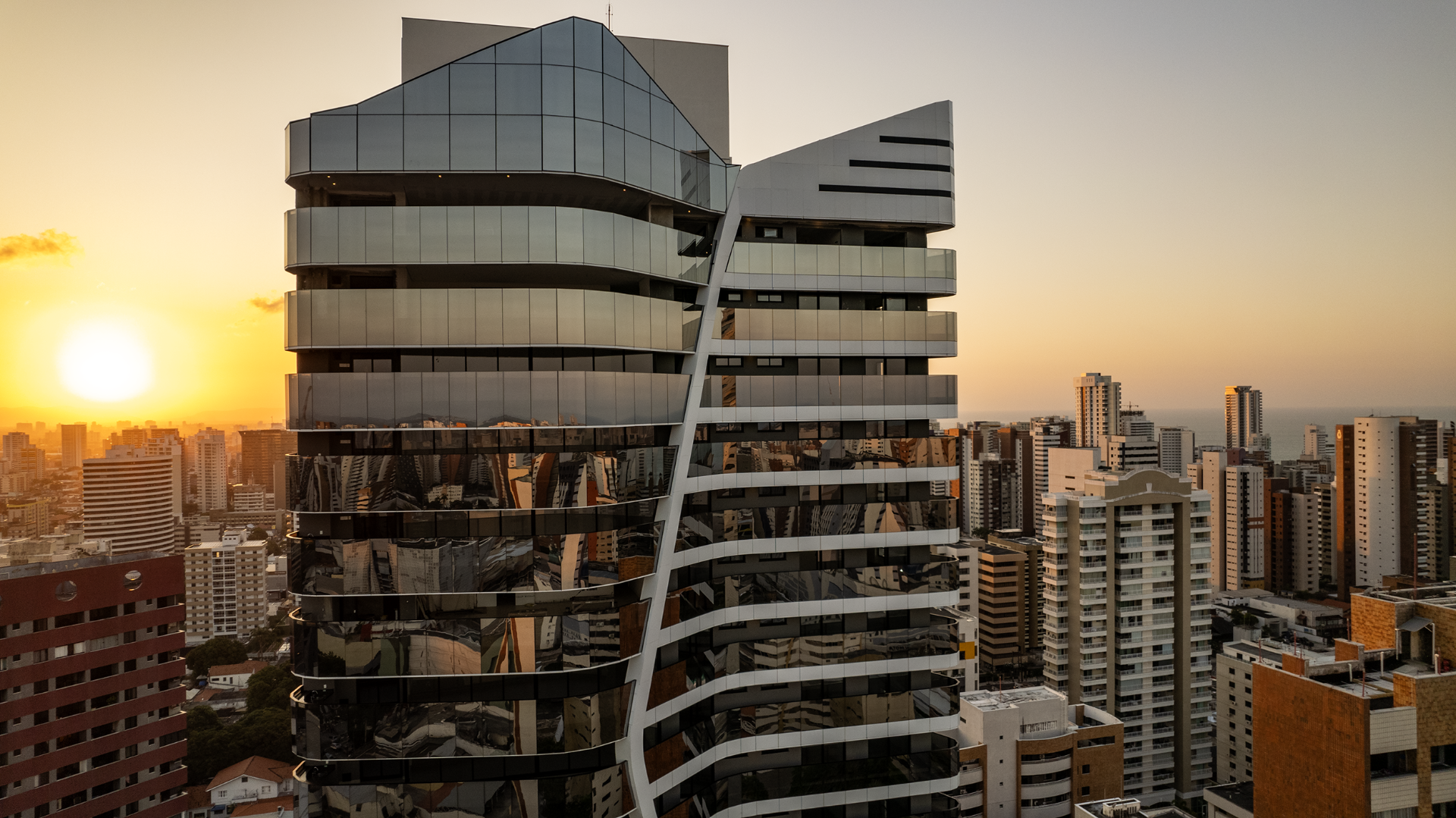 Legacy Condominium: Aptos de Luxo com 4 Suítes no Meireles em Fortaleza