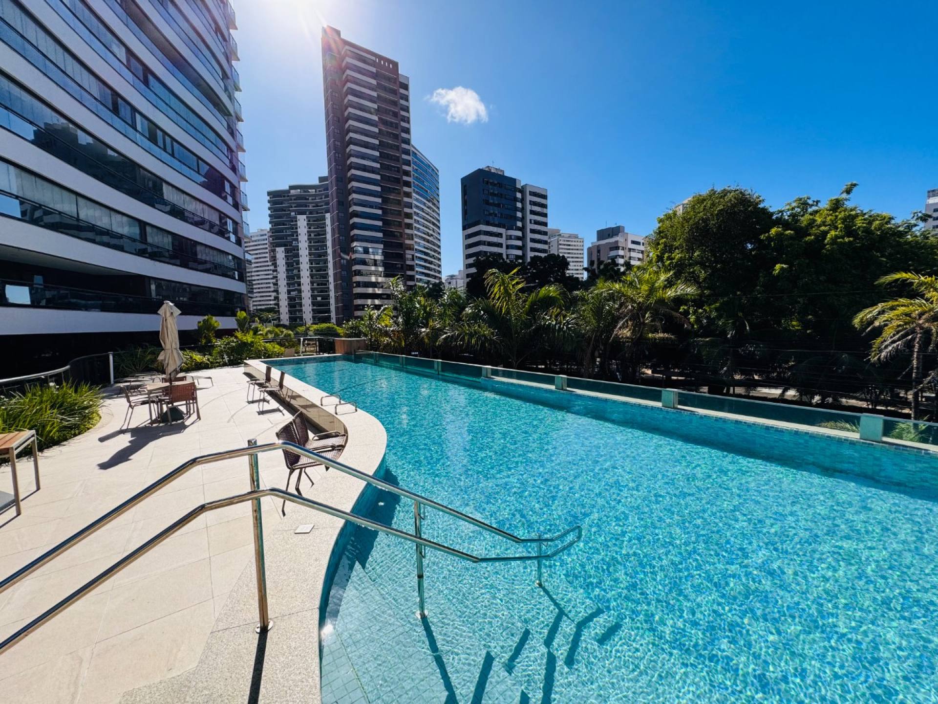 OPORTUNIDADE! Apto NOVO c/4 suítes em frente a Praça Martins Dourado no bairro Cocó em Fortaleza
