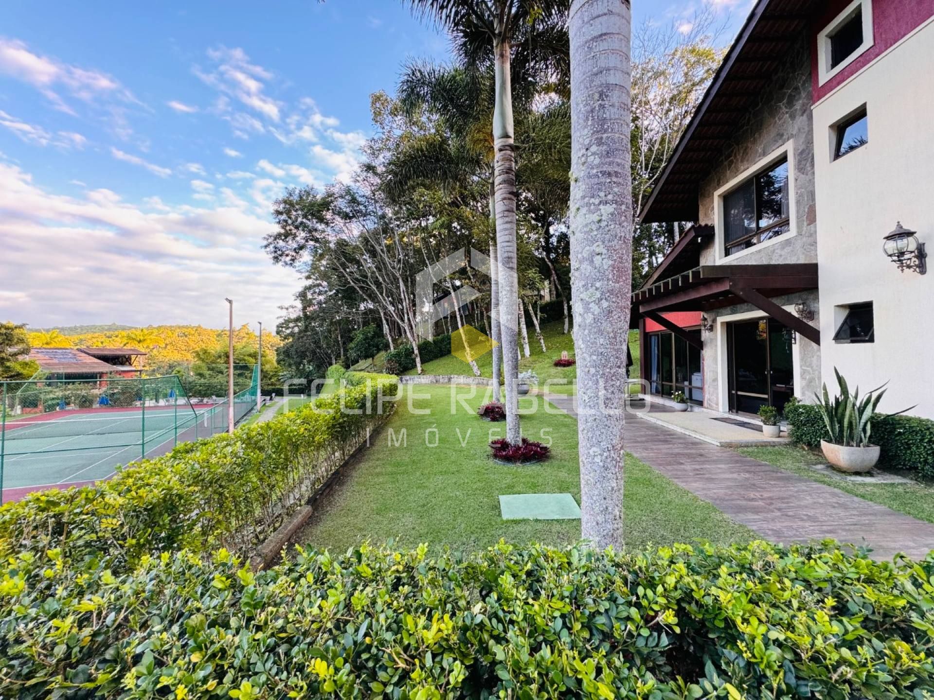 Mansão para VENDA em Guaramiranga!!! 400m2 c/ 5 suítes no Condomínio Montflor...