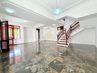 Excelente Casa em Condomínio c/ 4 suítes + lazer!