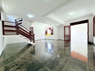 Excelente Casa em Condomínio c/ 4 suítes + lazer!