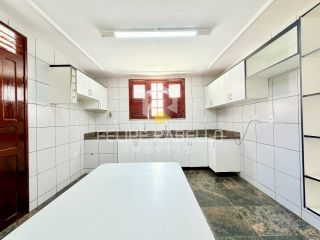 Excelente Casa em Condomínio c/ 4 suítes + lazer!