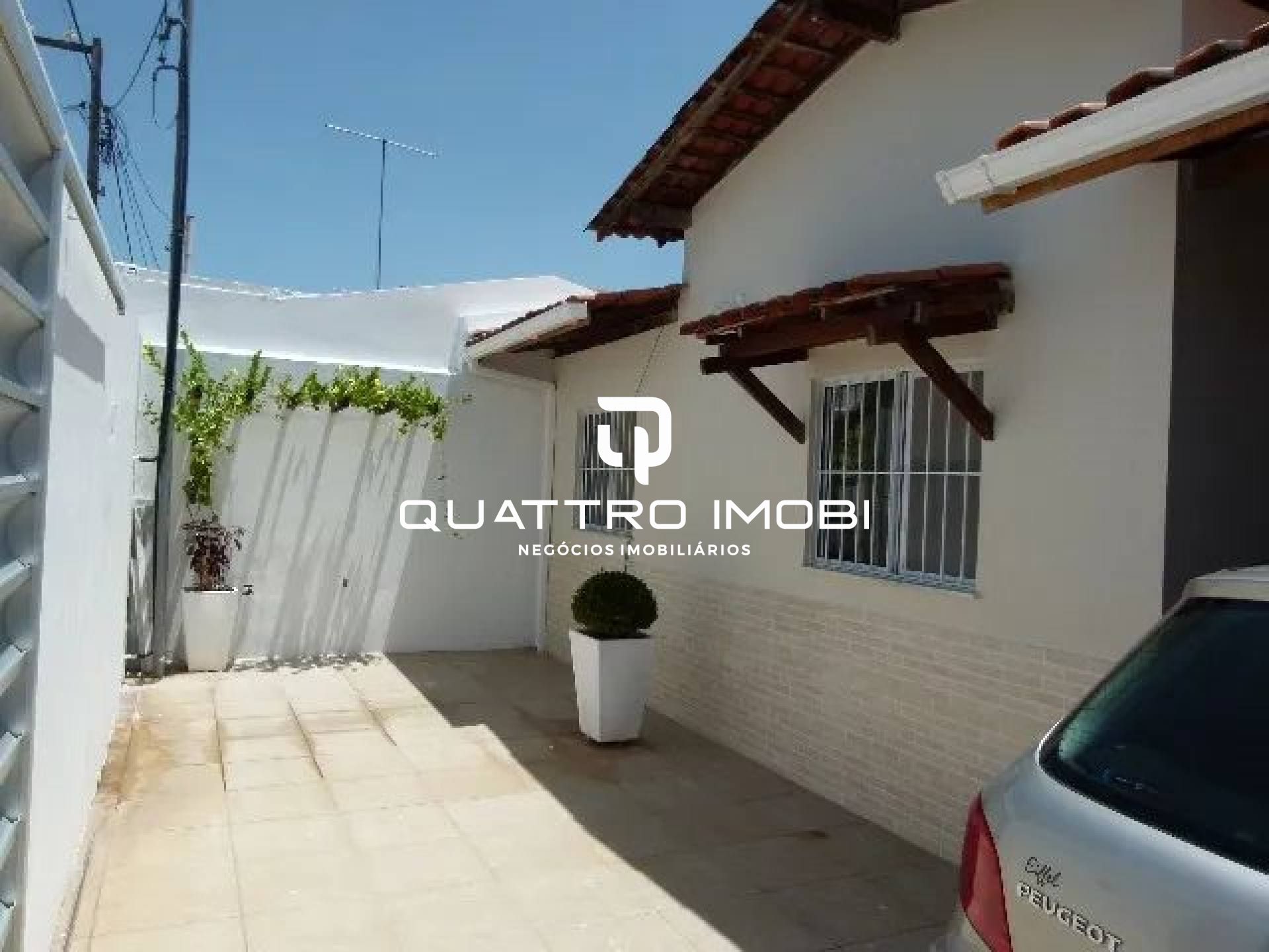 Casa em via pública no bairro Aruana