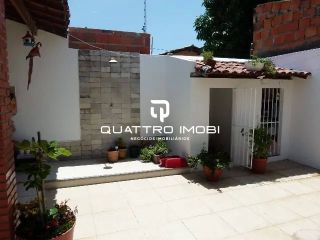 Casa em via pública no bairro Aruana