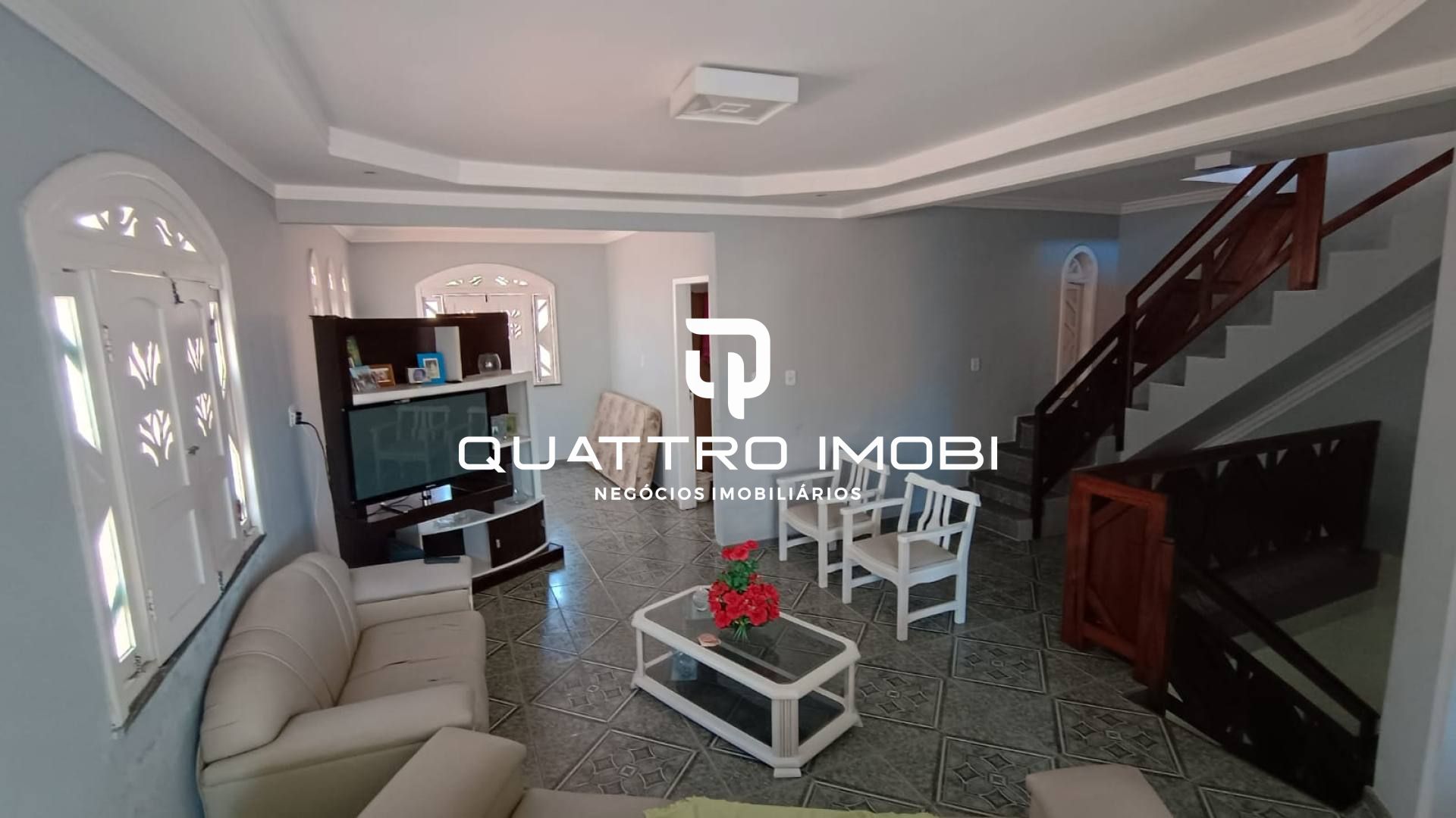 Casa em rua pública no bairro Atalaia