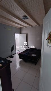 Casa em rua pública no bairro Atalaia