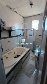 Casa em rua pública no bairro Atalaia