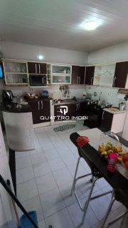 Casa em rua pública no bairro Atalaia