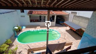 Casa em rua pública no bairro Atalaia