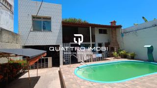 Casa em rua pública no bairro Atalaia