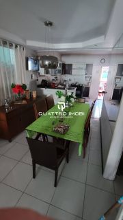 Casa em rua pública no bairro Atalaia