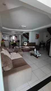 Casa em rua pública no bairro Atalaia