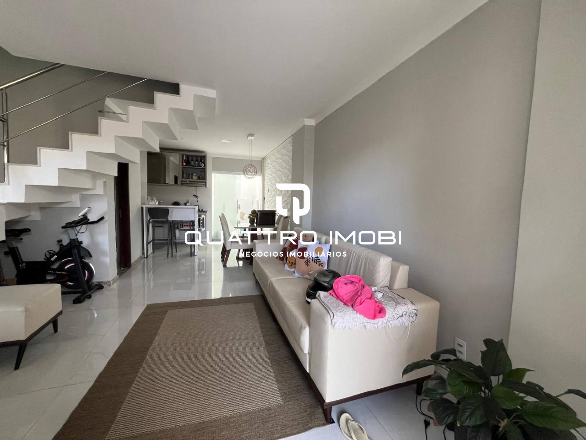 Casa de andar na Aruana em rua pública