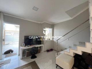 Casa de andar na Aruana em rua pública