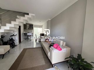 Casa de andar na Aruana em rua pública