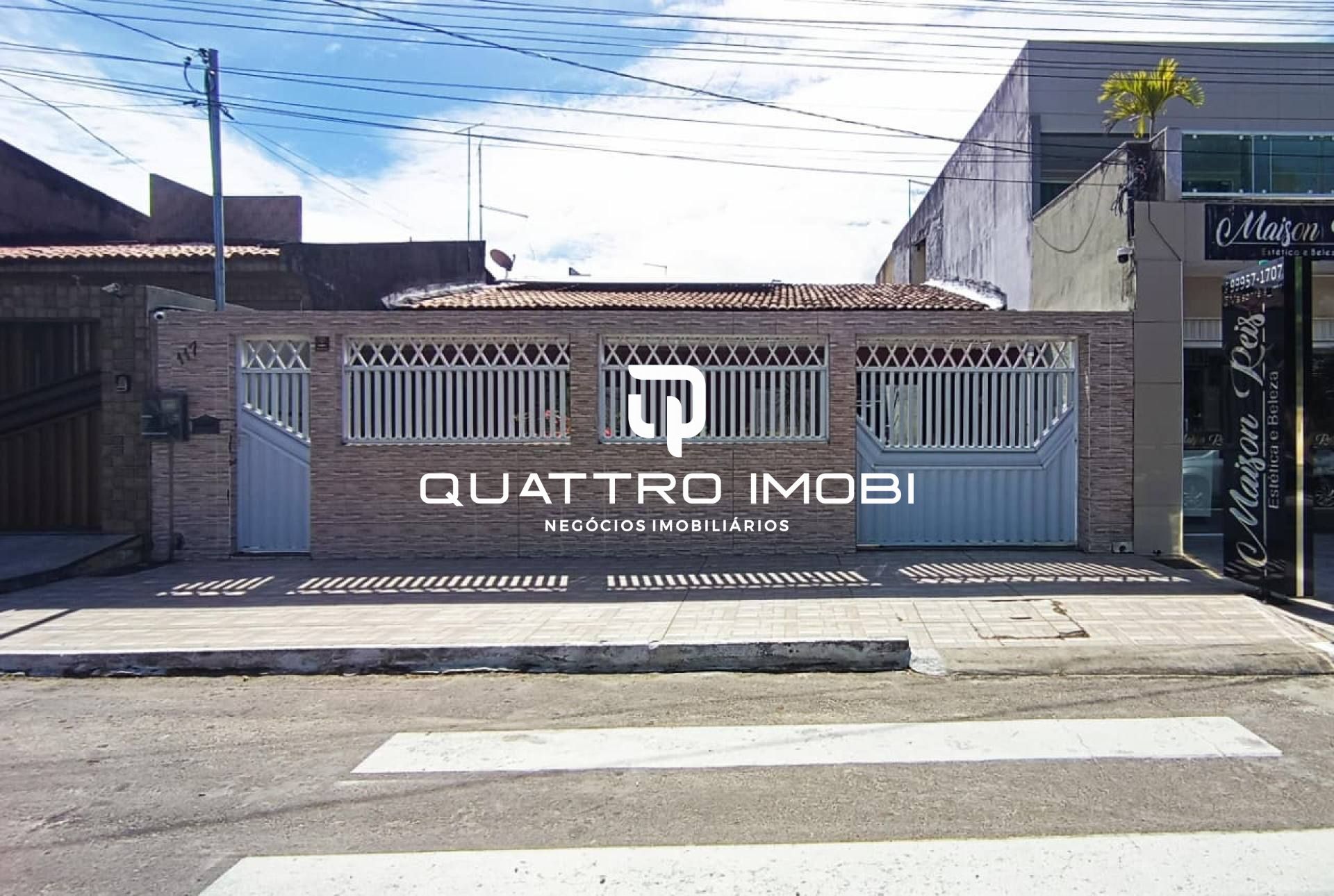 Casa em rua pública no bairro Farolândia