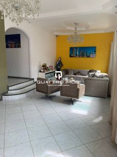 Casa em rua pública no bairro Atalaia