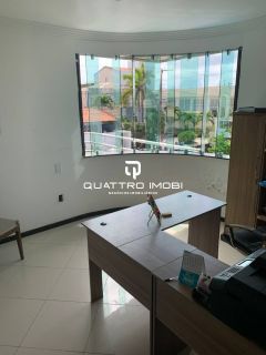 Casa em rua pública no bairro Atalaia