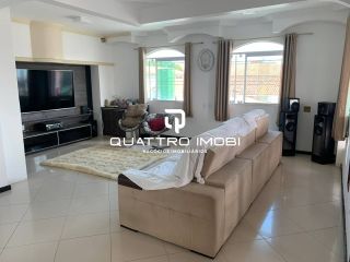 Casa em rua pública no bairro Atalaia