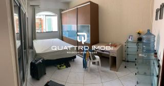 Casa em rua pública no bairro Atalaia