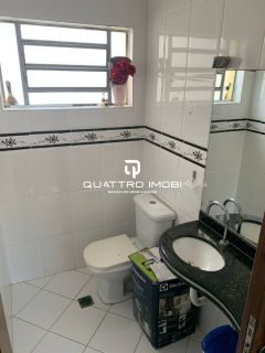 Casa em rua pública no bairro Atalaia