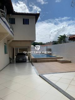 Casa em rua pública no bairro Atalaia