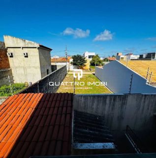 Casa em rua pública no bairro Aruana