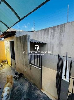 Casa em rua pública no bairro Aruana