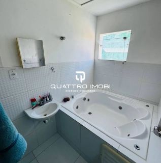 Casa em rua pública no bairro Aruana