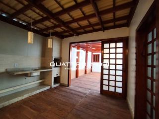 Casa em rua pública no bairro Atalaia