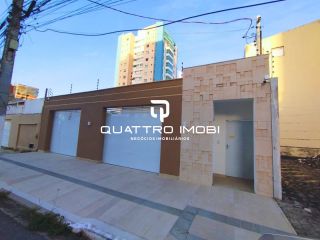 Casa em rua pública no bairro Atalaia