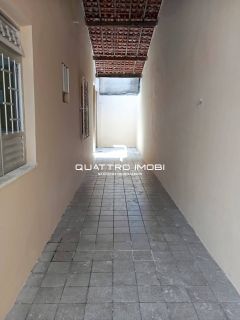 Casa em rua pública no bairro Orlando Dantas