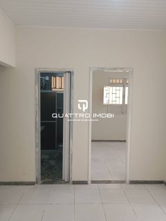 Casa em rua pública no bairro Orlando Dantas