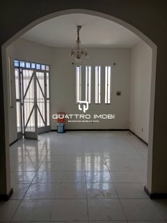 Casa em rua pública no bairro Orlando Dantas