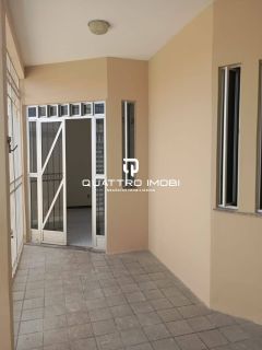 Casa em rua pública no bairro Orlando Dantas