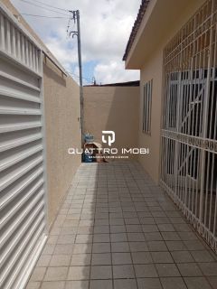 Casa em rua pública no bairro Orlando Dantas