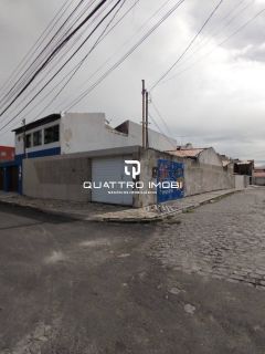 Casa de esquina no Bairro Atalaia