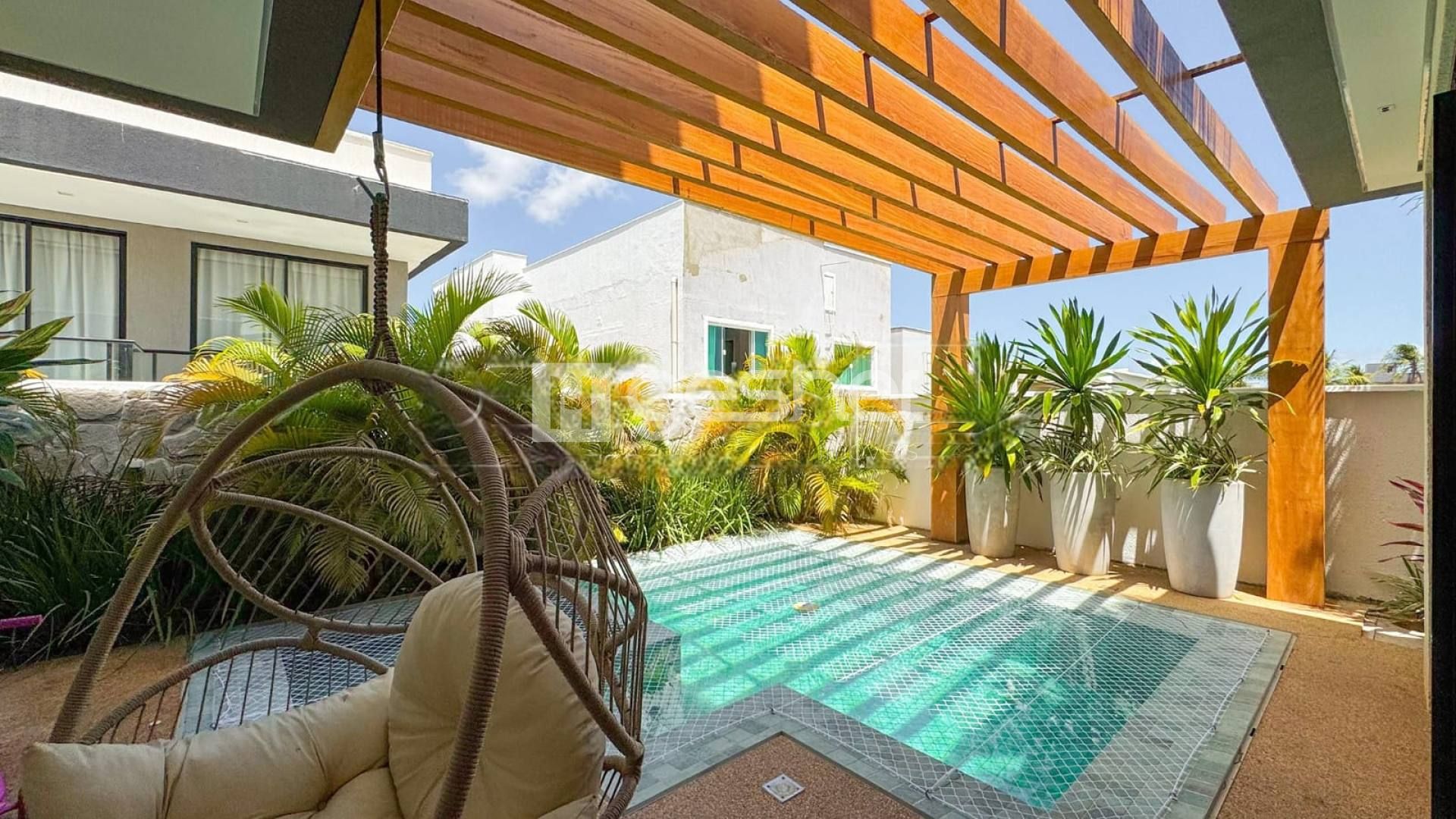BELÍSSIMA DUPLEX PORTEIRA FECHADA NA CIDADE ALPHA