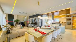 BELÍSSIMA DUPLEX PORTEIRA FECHADA NA CIDADE ALPHA