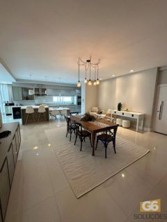 Amplo apartamento mobiliado, pronto para morar em Meia Praia!