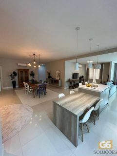 Amplo apartamento mobiliado, pronto para morar em Meia Praia!