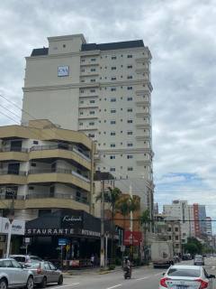Apto finamente mobiliado, 04 suítes, 03 vagas, na quadra mar em Meia Praia- Itapema- SC.
