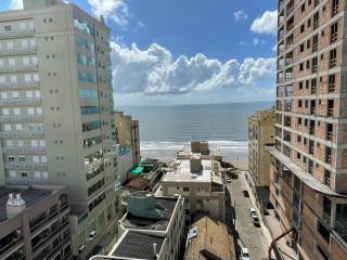 Apto finamente mobiliado, 04 suítes, 03 vagas, na quadra mar em Meia Praia- Itapema- SC.